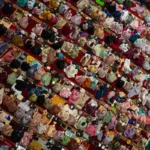 Jamaah sholat berjejer rapi di dalam masjid di Jakarta saat Ramadan